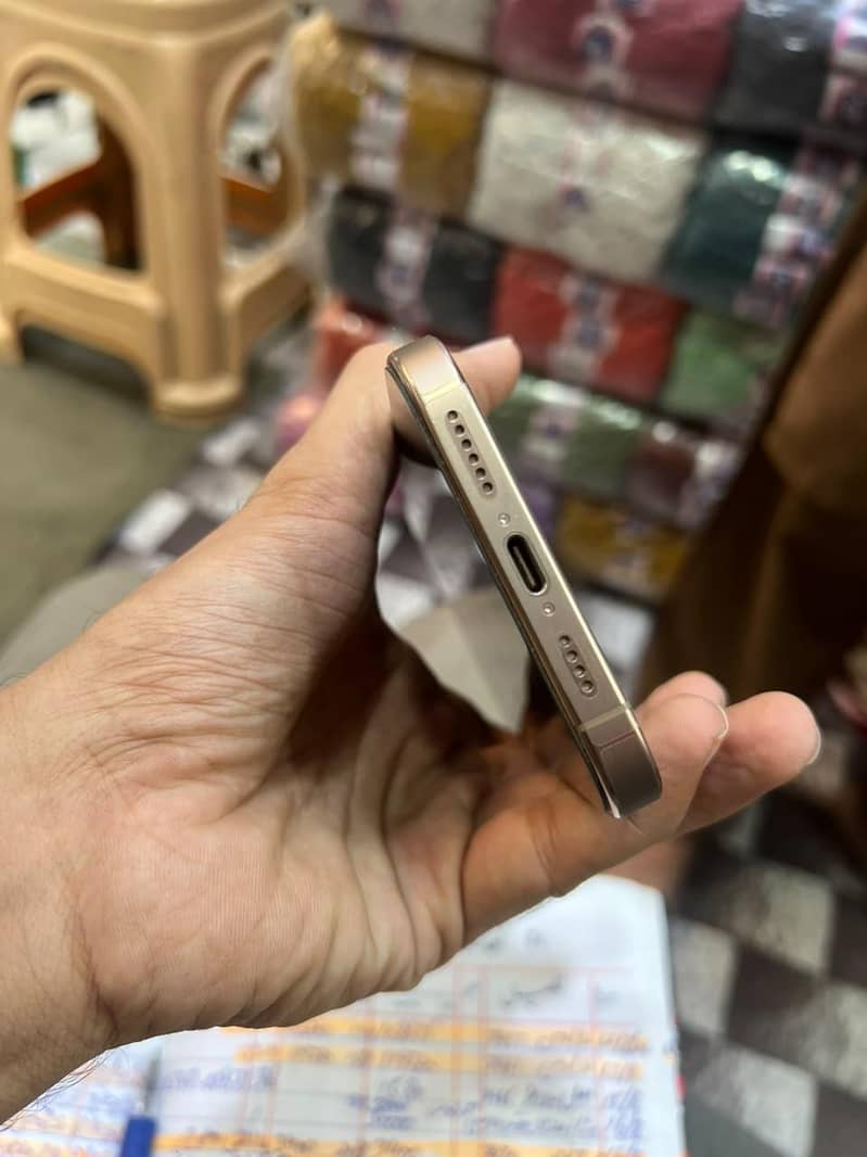 Apple iPhone 16 Pro Max 1