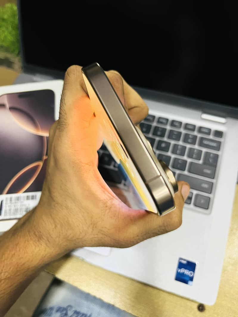 Apple iPhone 16 Pro Max 6