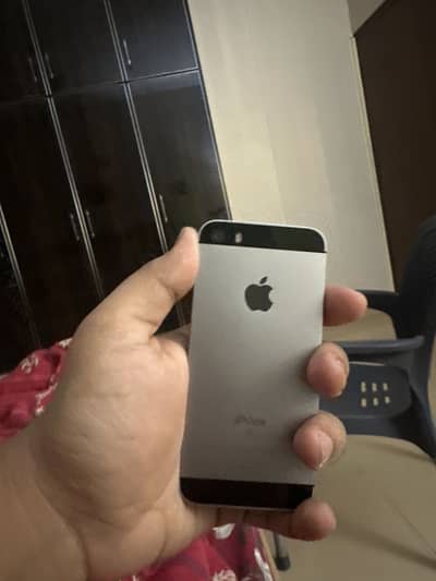 Apple iPhone SE