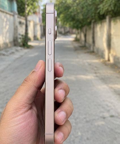 Apple iPhone 16 Pro Max 2