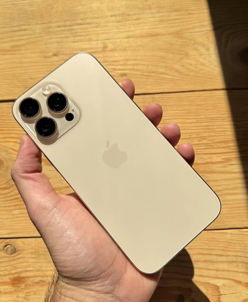 Apple iPhone 16 Pro Max 1