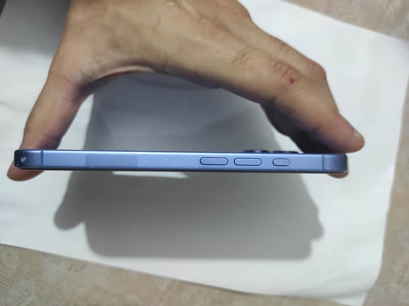 Apple iPhone 16 3