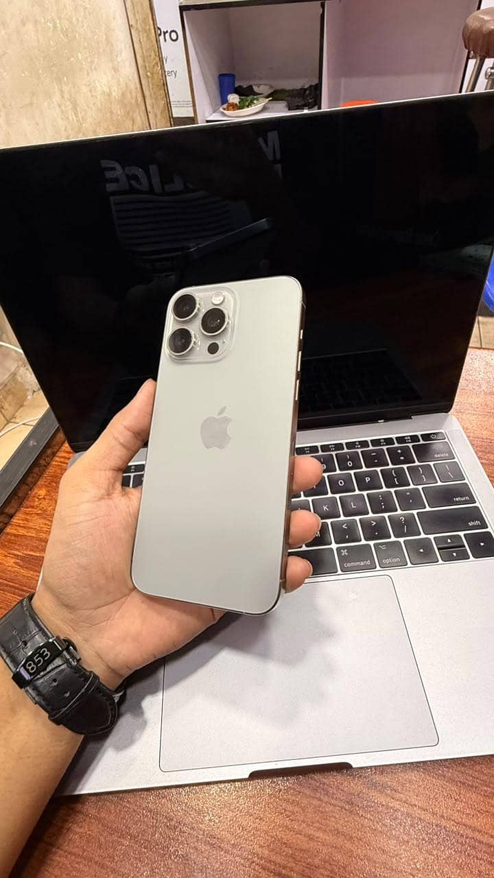 Apple iPhone 15 Pro Max 4