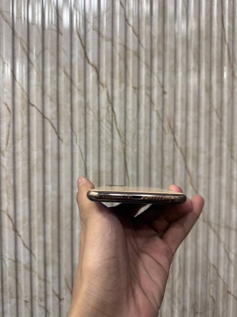 Apple iPhone 11 Pro Max 4