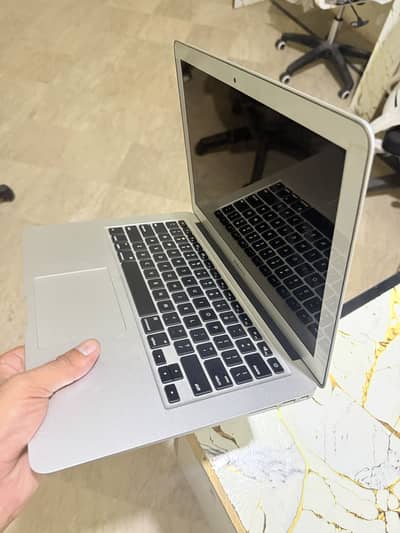Macbok air 2017 model full clean condition.