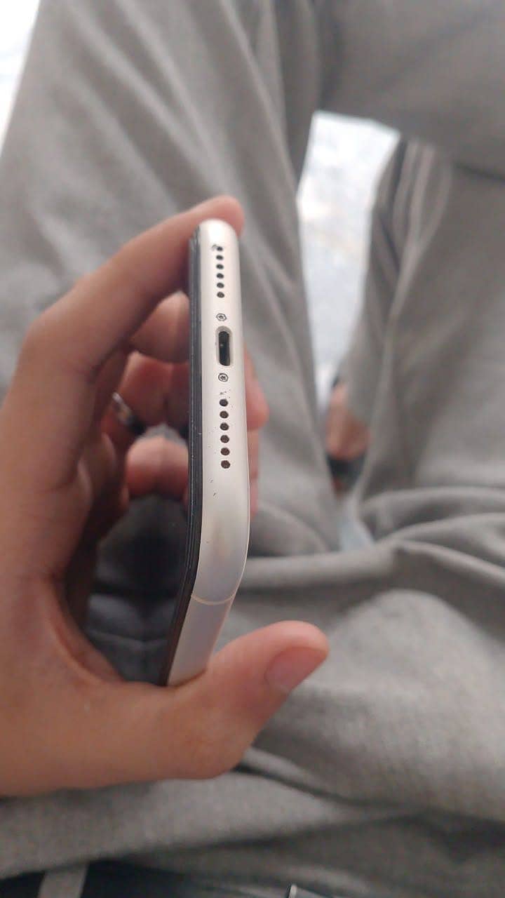 Apple iPhone 11 4