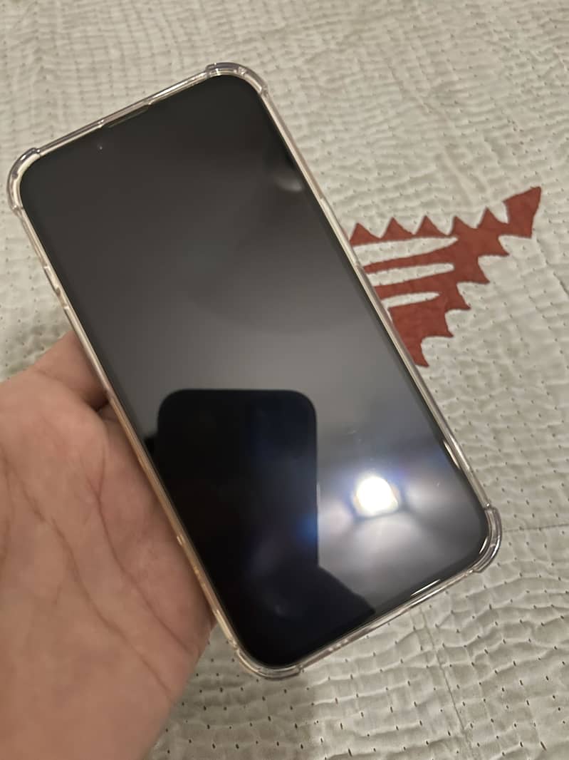 Apple iPhone 16e 1