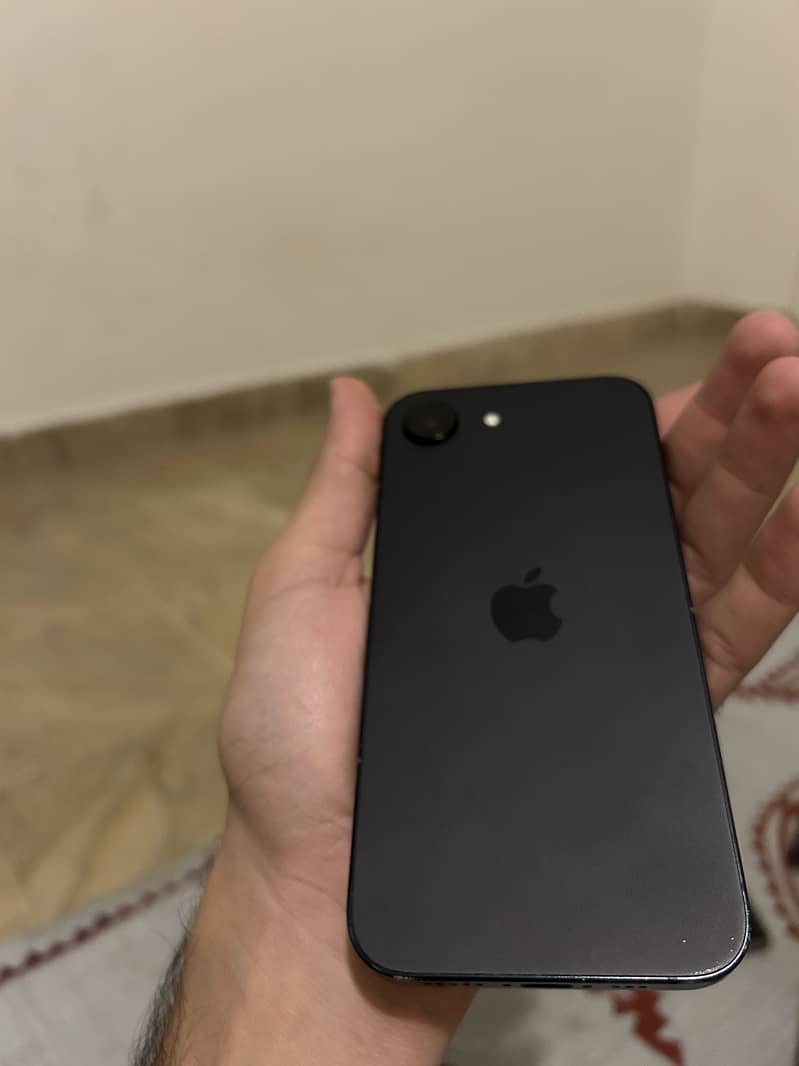 Apple iPhone 16e 2