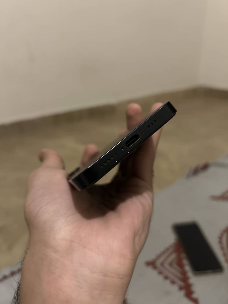 Apple iPhone 16e 3