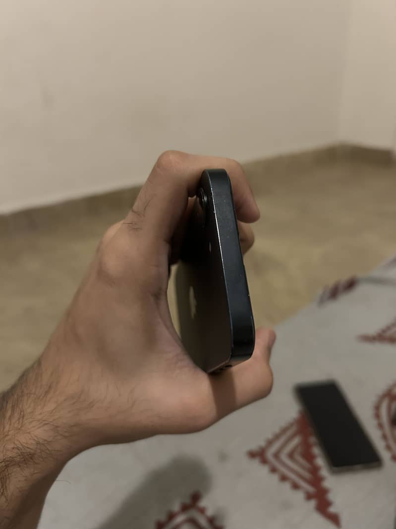 Apple iPhone 16e 5