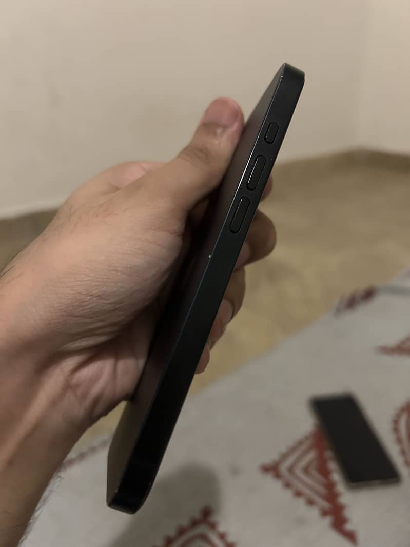 Apple iPhone 16e 6