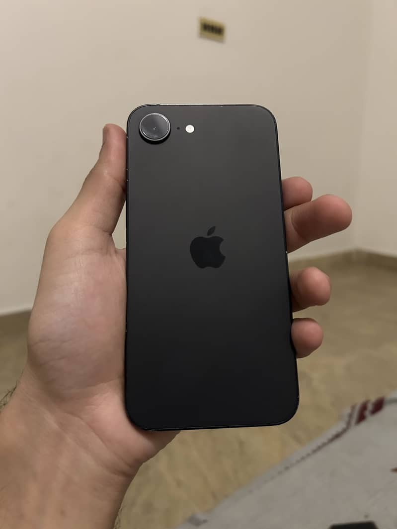 Apple iPhone 16e 7