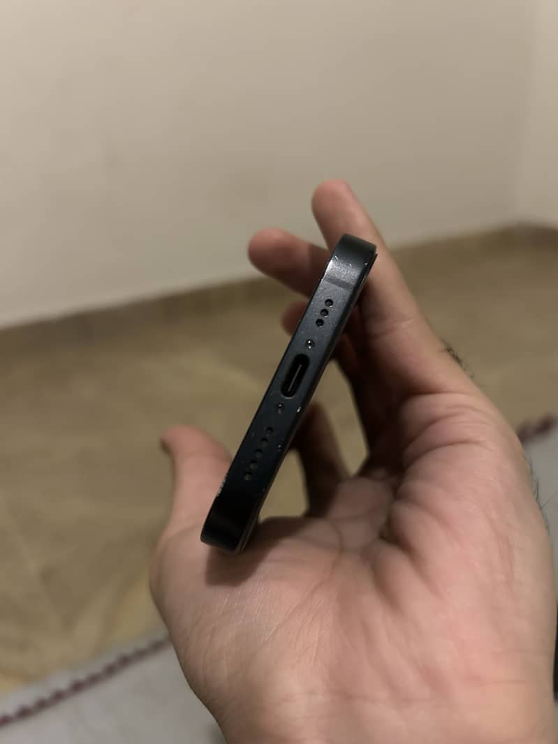 Apple iPhone 16e 8