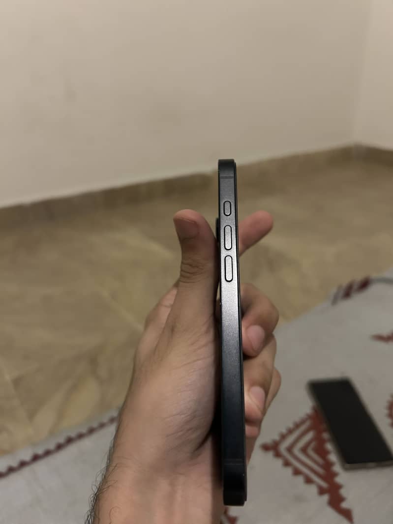 Apple iPhone 16e 9