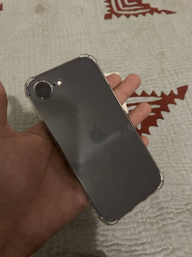 Apple iPhone 16e 10