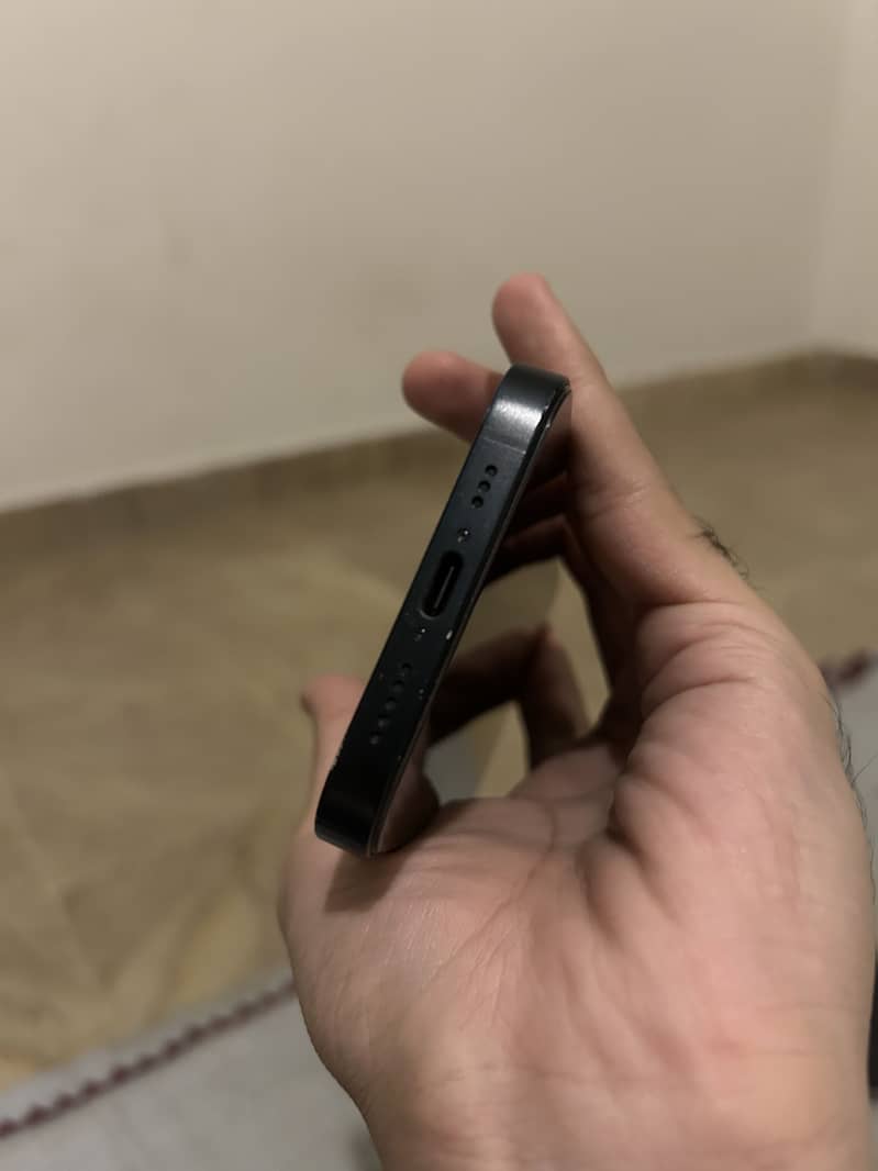 Apple iPhone 16e 12