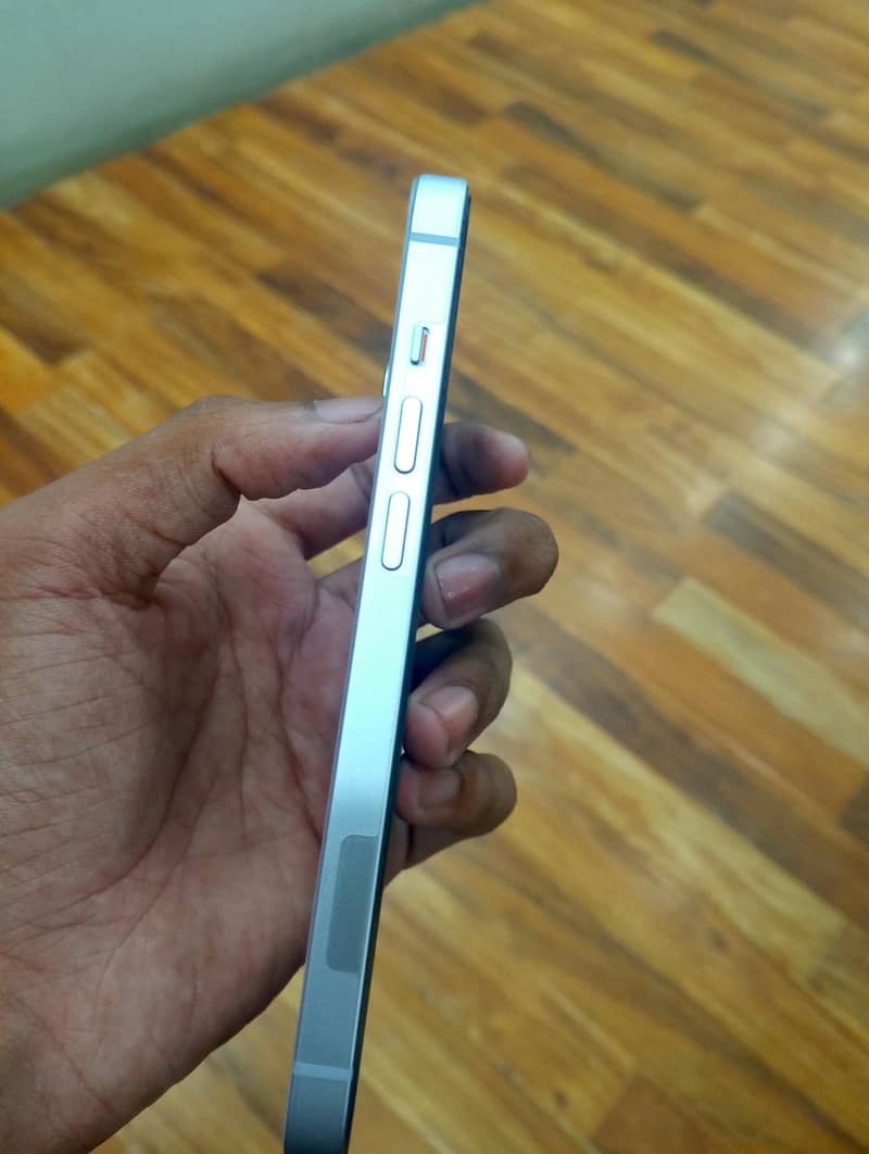 Apple iPhone 14 4
