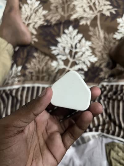 Iphone Ka Charger ha jis bhai ko lana ha contact kara