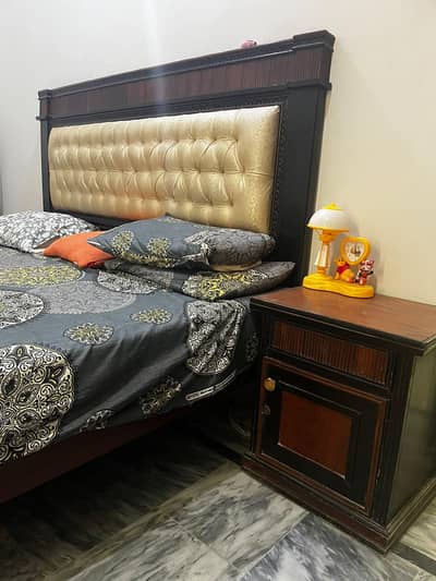 urgent sale krna he bed & sofa set