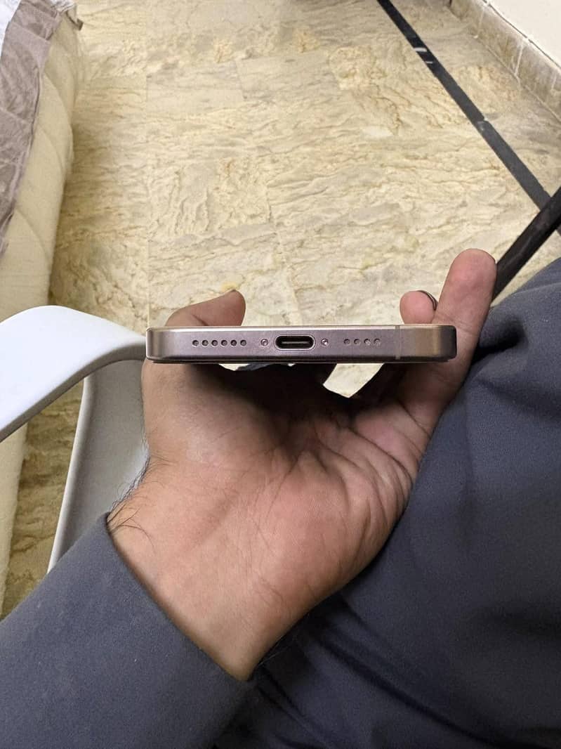 Apple iPhone 16 Pro Max 4