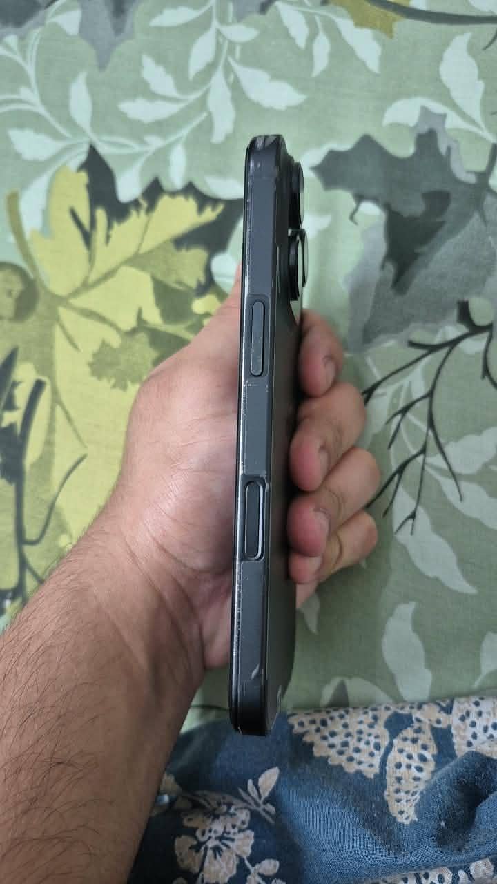 Apple iPhone 16 Pro 4