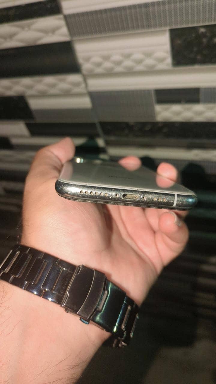 Apple iPhone XS 4