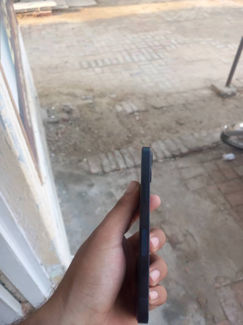 Apple iPhone 13 5
