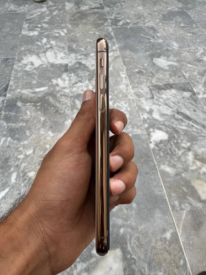 Apple iPhone XS 4