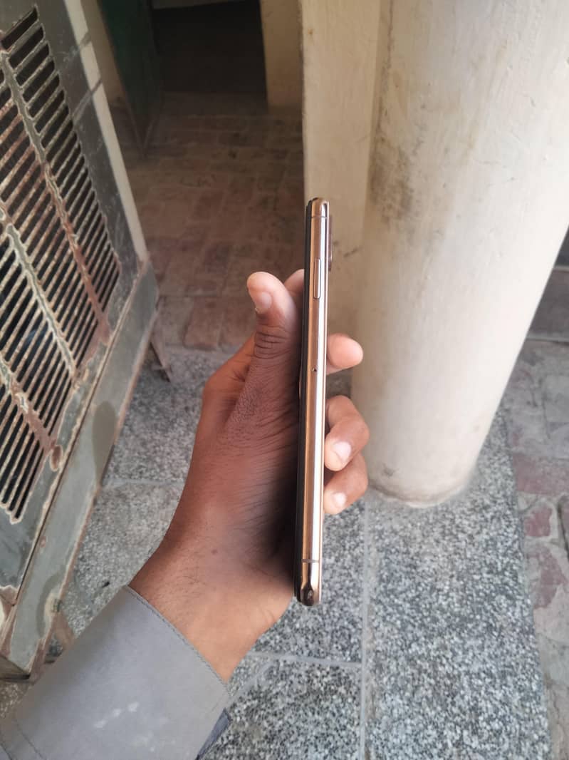 Apple iPhone XS Max 3