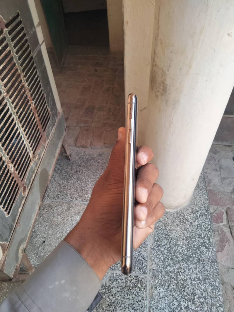 Apple iPhone XS Max 4