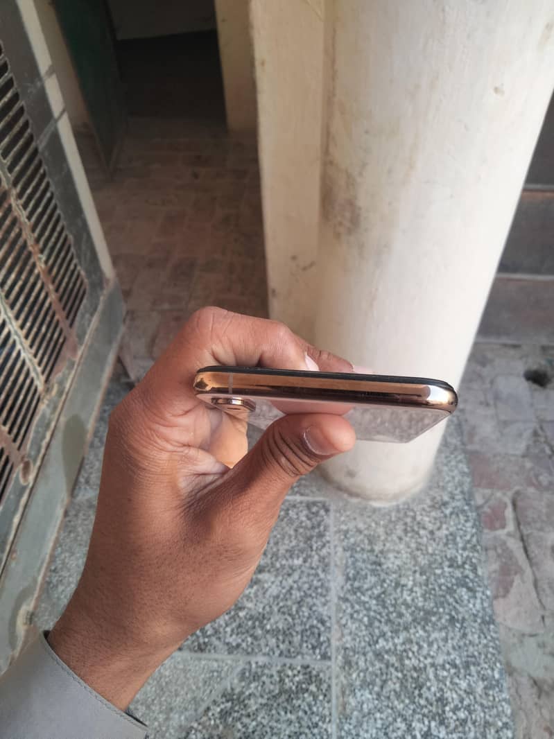 Apple iPhone XS Max 5