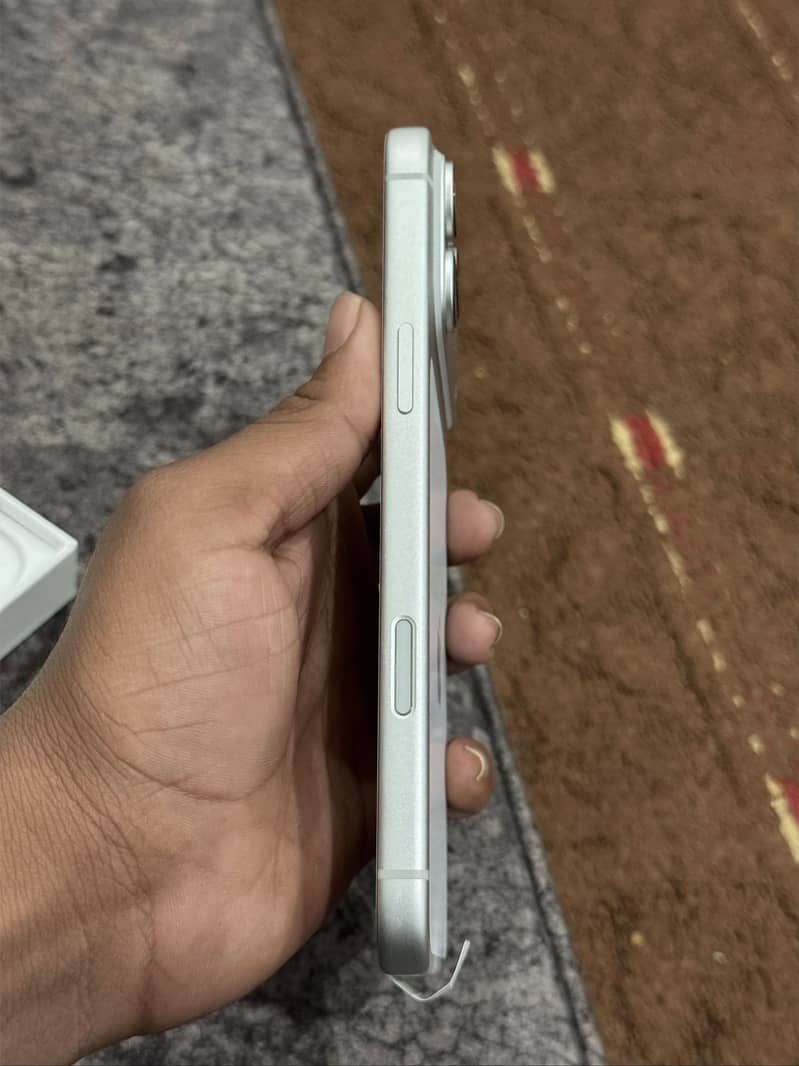 Apple iPhone 17 Pro Max 4