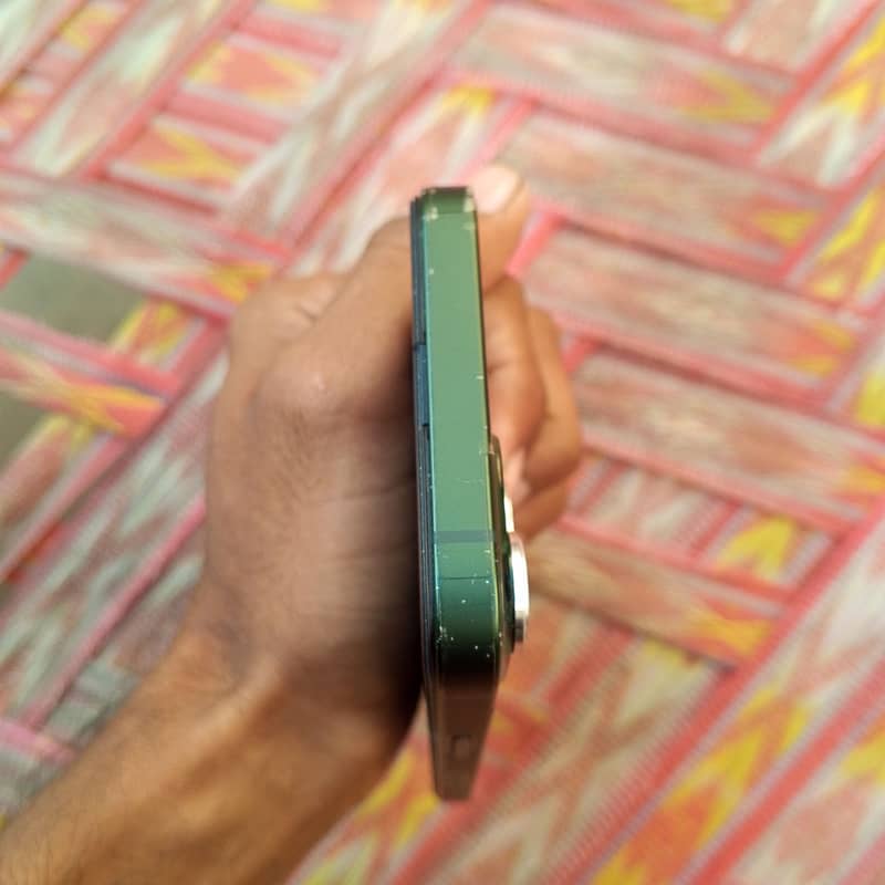 Apple iPhone 13 2