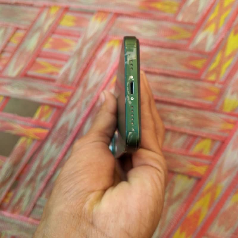 Apple iPhone 13 4