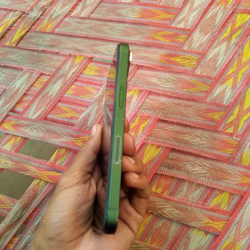 Apple iPhone 13 5