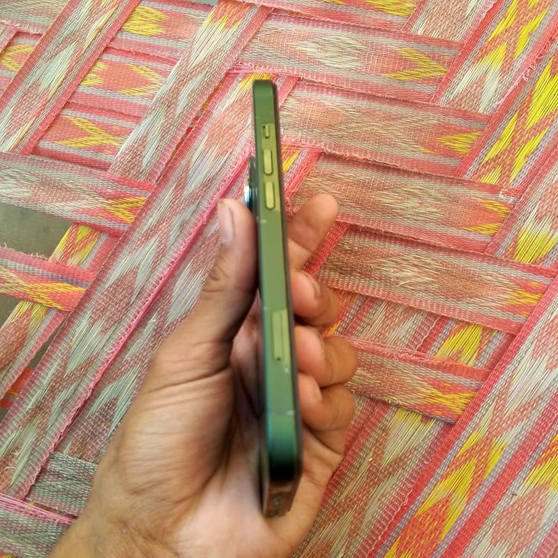 Apple iPhone 13 6