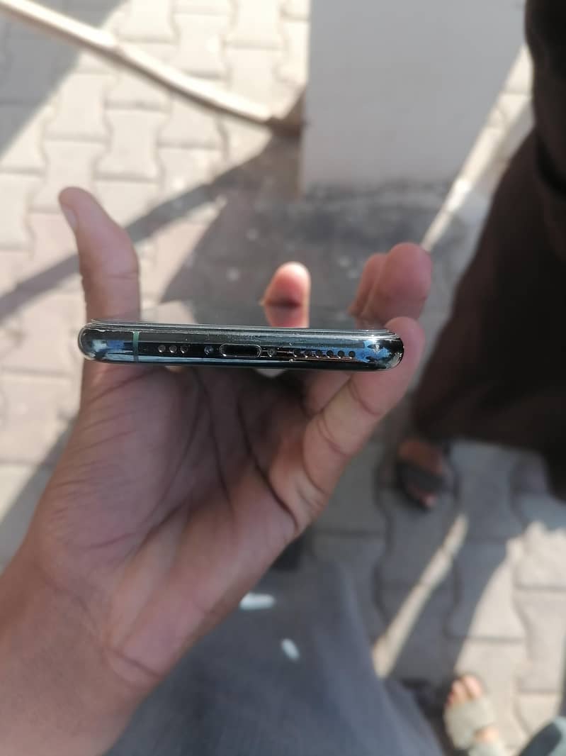 Apple iPhone 11 Pro 4