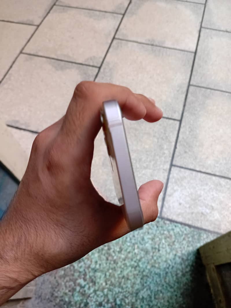 Apple iPhone 13 2