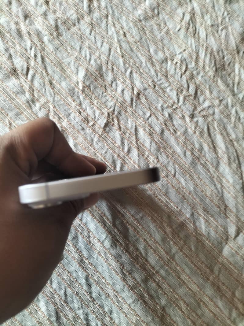 Apple iPhone 14 3