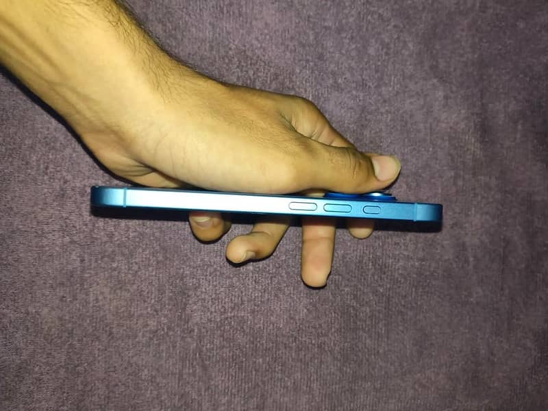 Apple iPhone 16 7