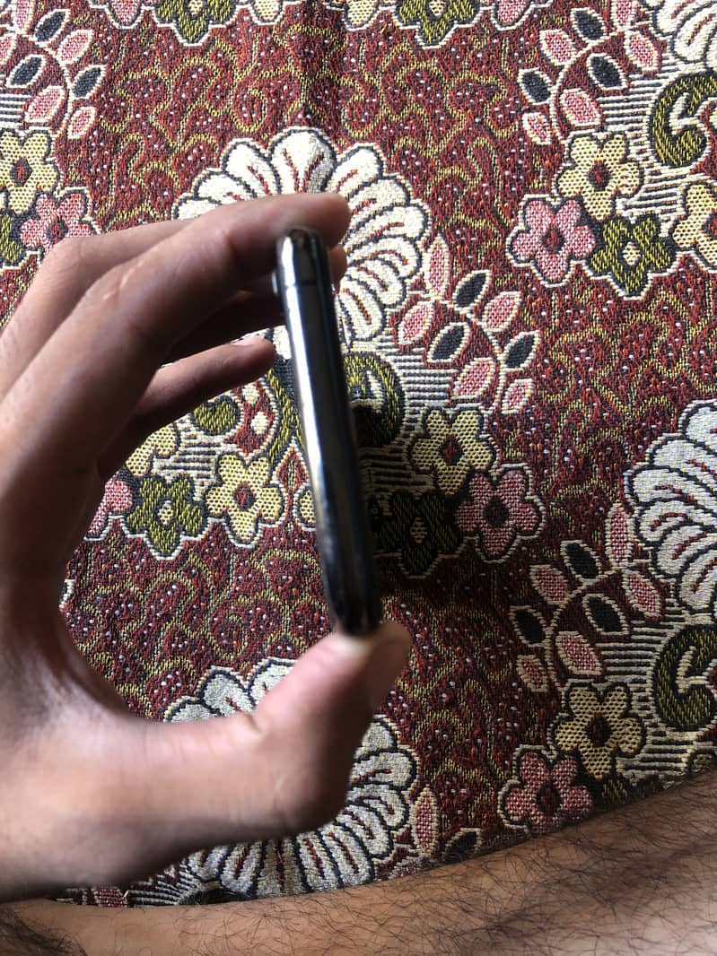 Apple iPhone XS Max 3