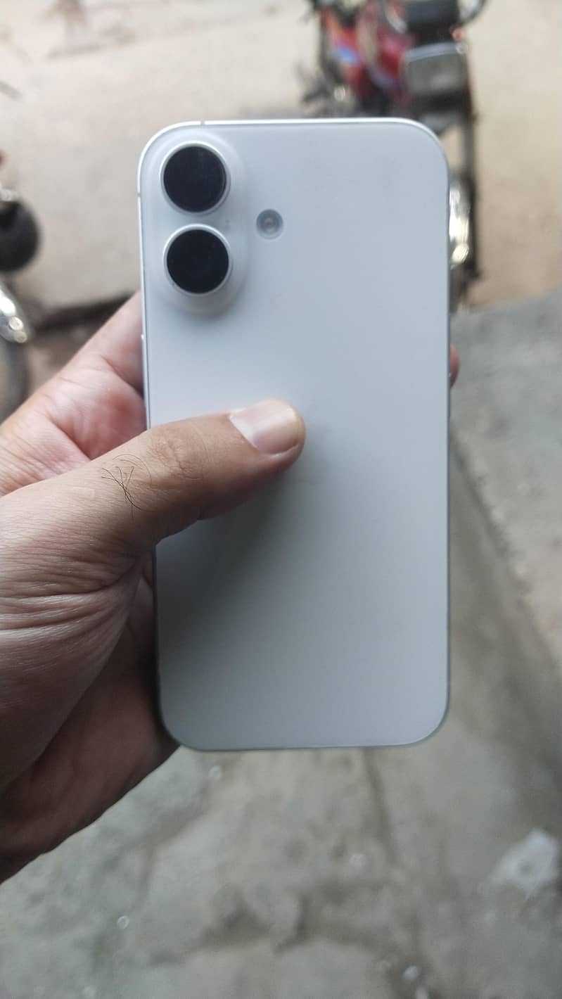 Apple iPhone 16 1