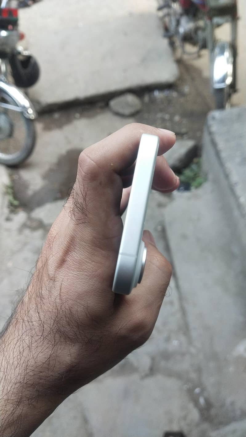Apple iPhone 16 2