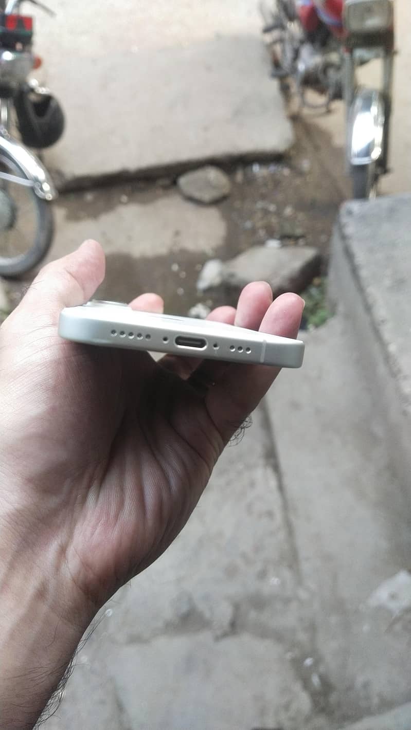 Apple iPhone 16 3