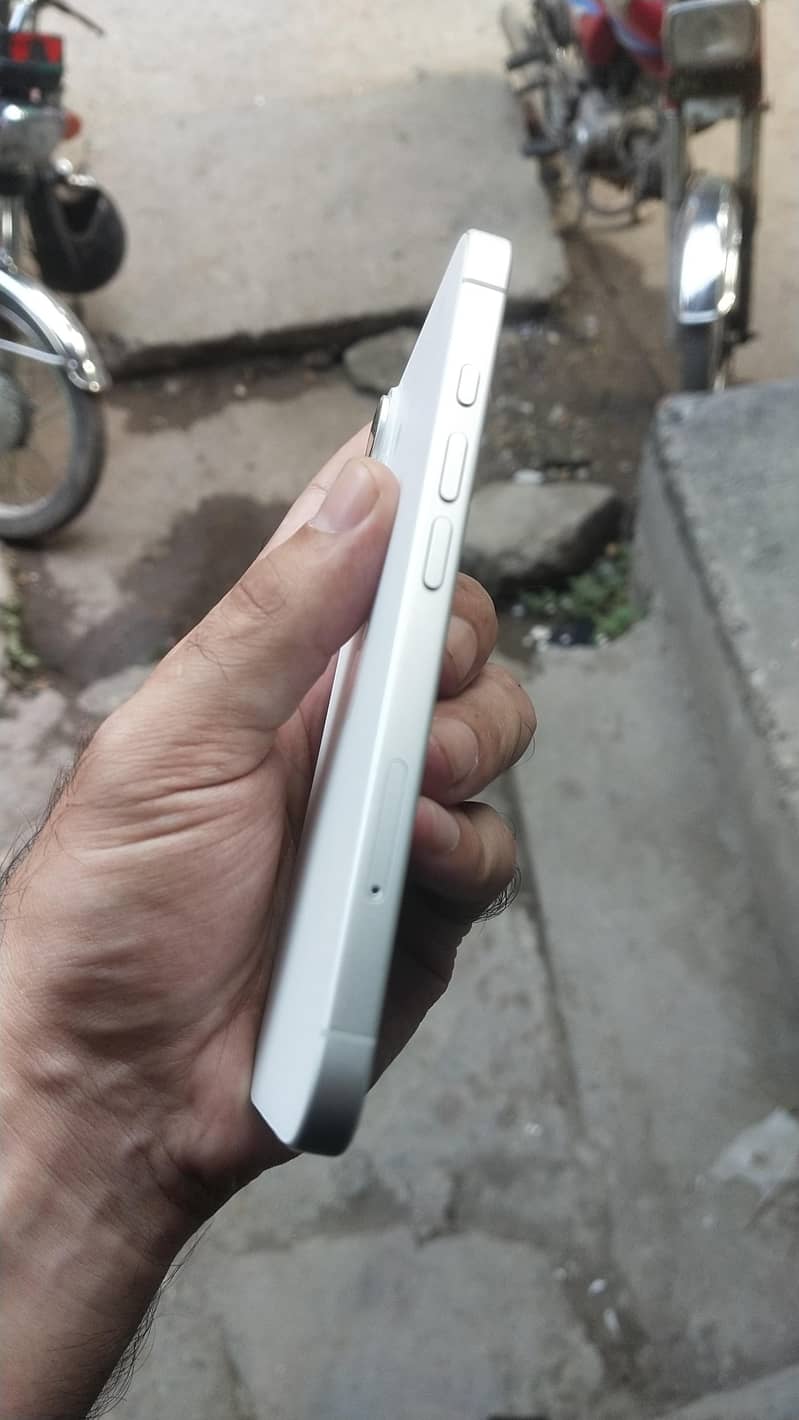 Apple iPhone 16 4