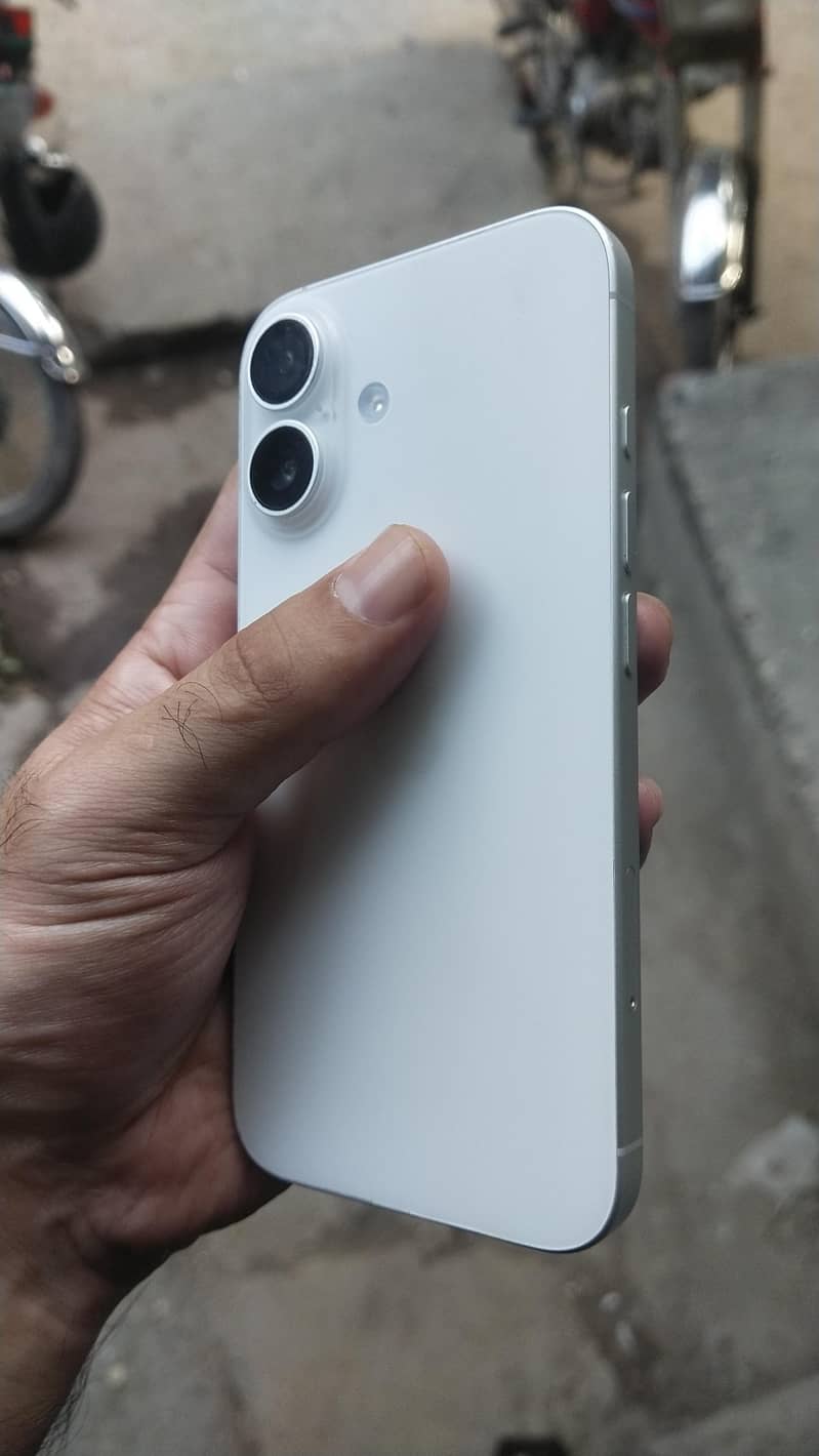 Apple iPhone 16 5