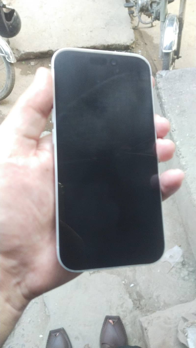Apple iPhone 16 6