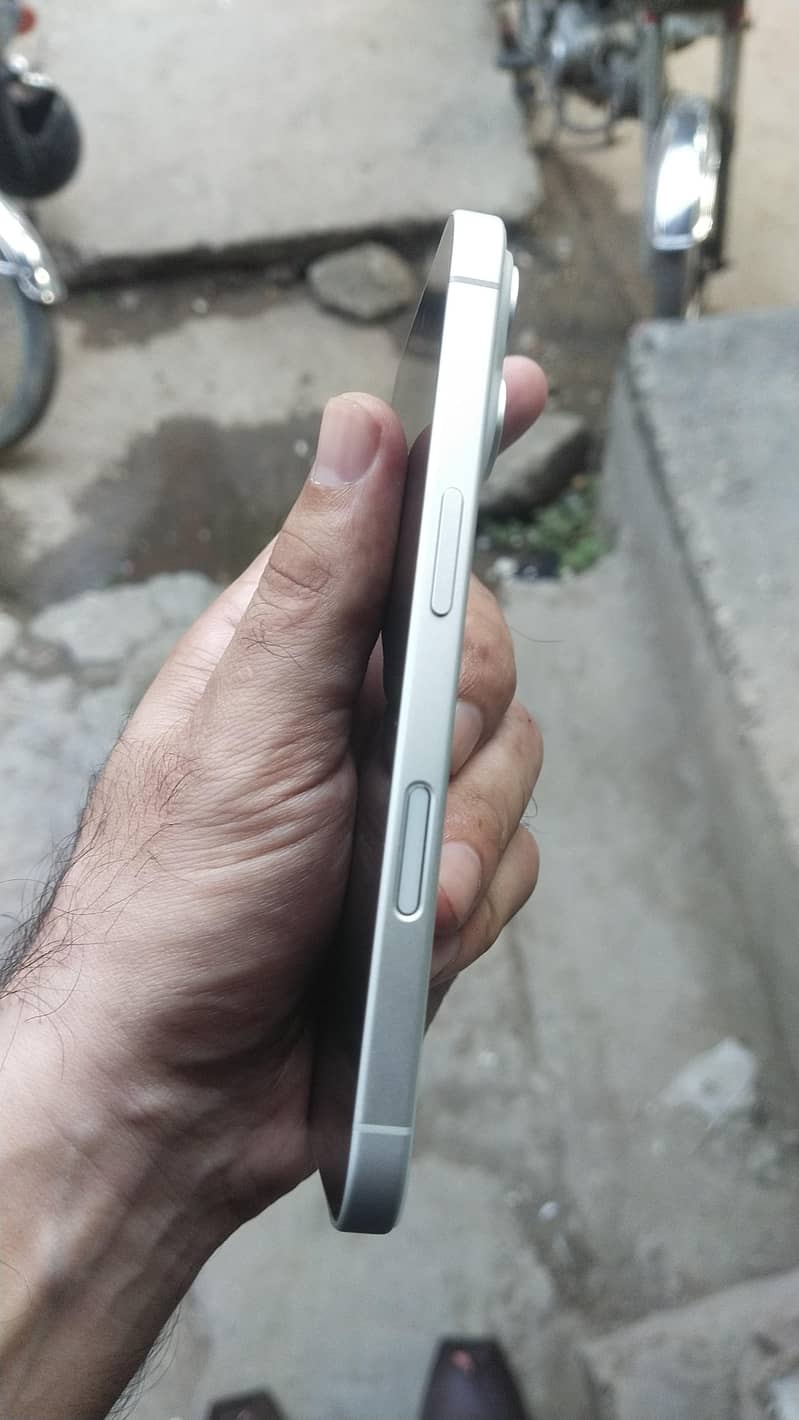 Apple iPhone 16 7