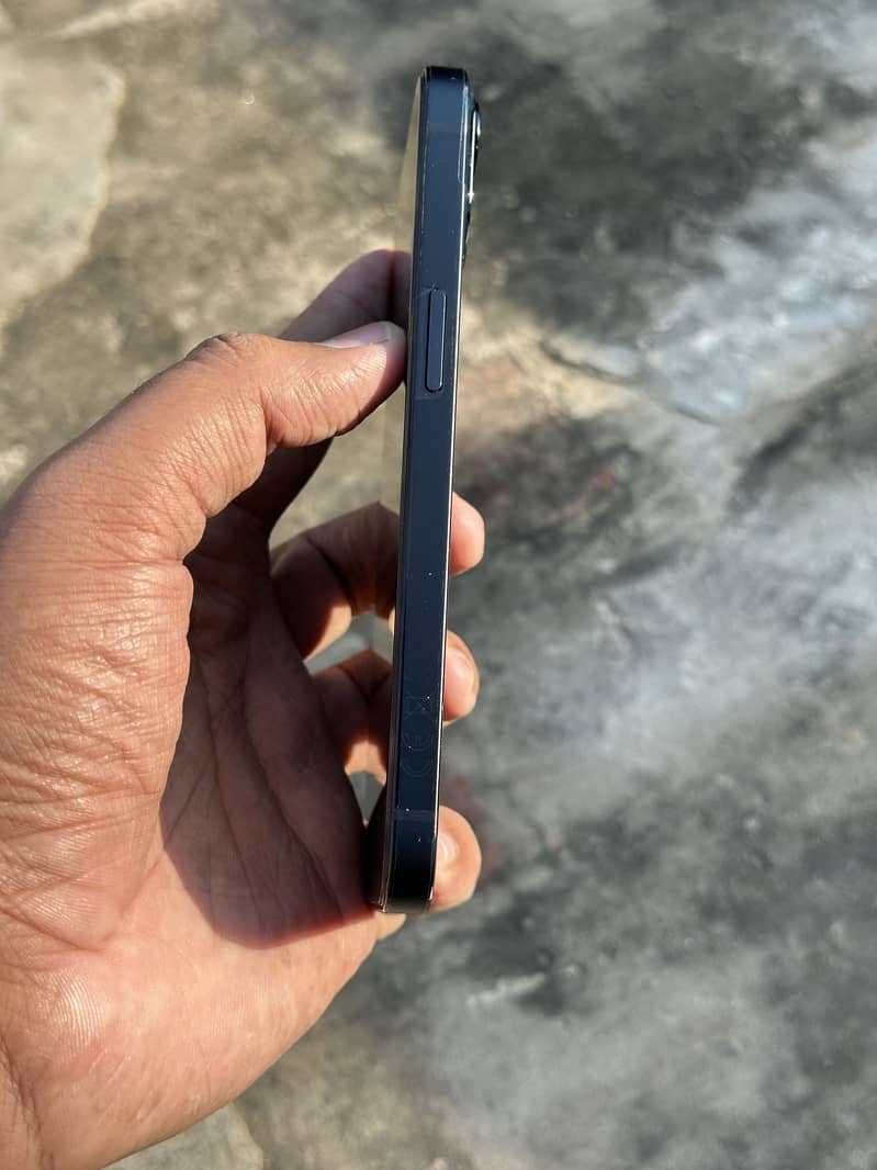 iPhone 13 4