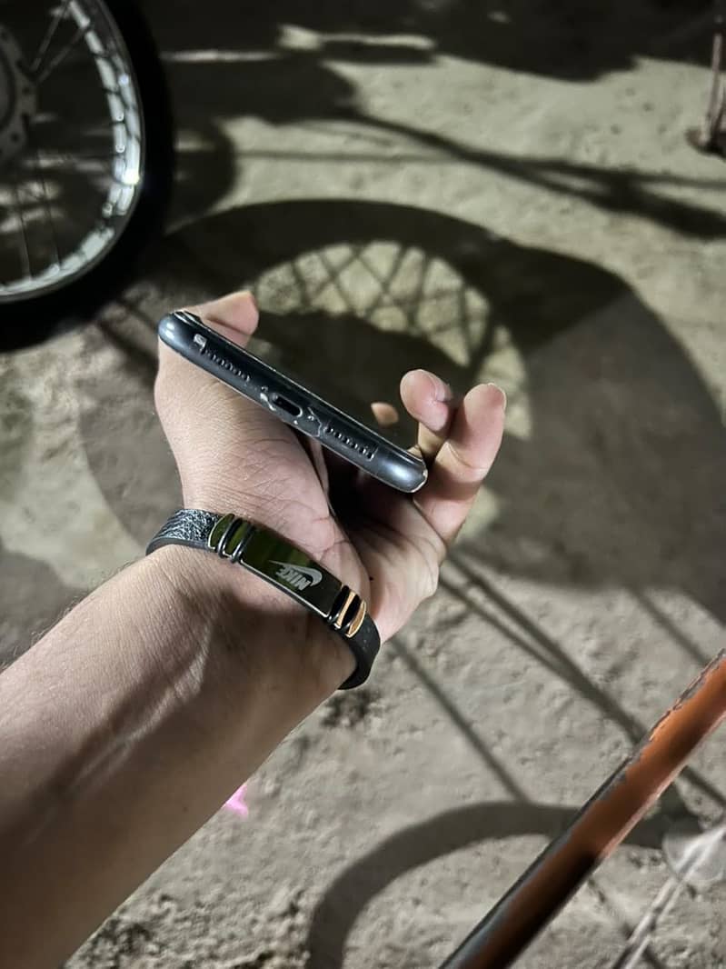 Apple iPhone 11 3